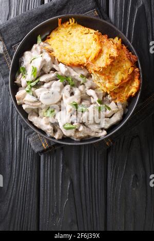 Zurich Ragout oder Zurcher Geschnetzeltes Swiss einfaches Ragout oder Eintopf Rezept in einer weißen Sauce wird mit Pilzen und gemacht Weißwein aus der Nähe auf dem Teller Stockfoto