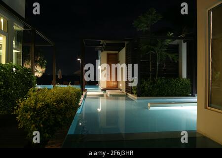 Phuket, Thailand - März 15 2015: Private Pool-Villen im Aleenta Phuket Resort and Spa Hotel während der Nacht Stockfoto