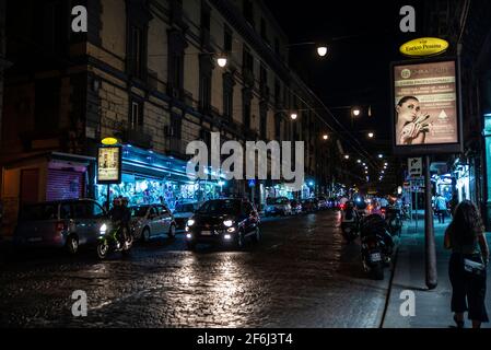 Neapel, Italien - 9. September 2019: Via Enrico Pessina, Einkaufsstraße bei Nacht mit Menschen in der Altstadt von Neapel, Italien Stockfoto