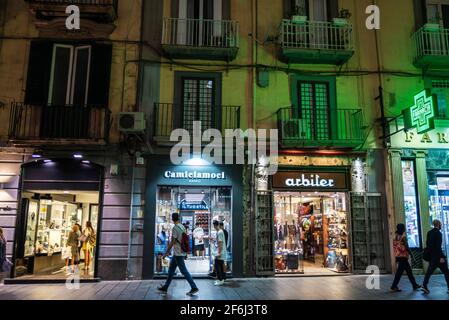 Neapel, Italien - 9. September 2019: Via Chiaia, Einkaufsstraße bei Nacht mit Menschen in der Altstadt von Neapel, Italien Stockfoto
