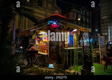 Neapel, Italien - 9. September 2019: Kiosk auf der Piazza Dante bei Nacht mit Menschen in der Altstadt von Neapel, Italien Stockfoto