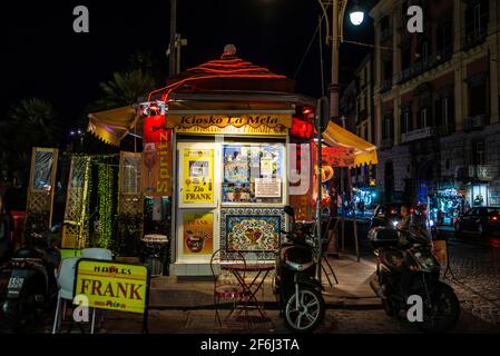 Neapel, Italien - 9. September 2019: Kiosk auf der Piazza Dante bei Nacht mit Menschen in der Altstadt von Neapel, Italien Stockfoto