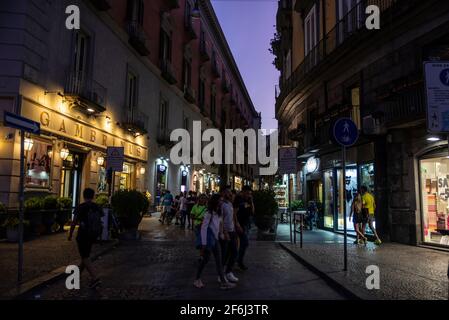 Neapel, Italien - 9. September 2019: Via Chiaia, Einkaufsstraße bei Nacht mit Menschen in der Altstadt von Neapel, Italien Stockfoto