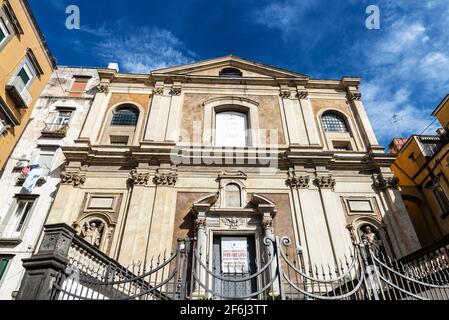 Neapel, Italien - 10. September 2019: Fassade der Kirche Santa Maria Donnaregina Nuova im historischen Zentrum von Neapel, Italien Stockfoto