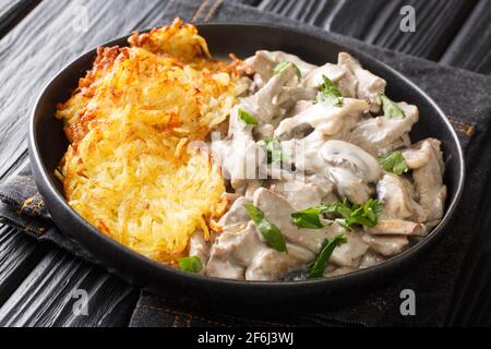 Zurich Style Kalbfleisch in Sahnesauce Zurcher Geschnetzeltes auf dem Teller auf dem Tisch. Horizontal Stockfoto