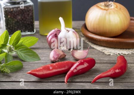 Rote Chilischoten und andere Gewürze über dem Holztisch. Stockfoto