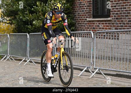 Der Belgier Wout Van Aert vom Team Jumbo-Visma fährt während eines Trainings auf der Strecke des Radrennens Ronde van Vlaanderen, Donnerstag, den 01. April 2 Stockfoto