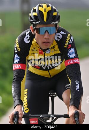 Der Belgier Wout Van Aert vom Team Jumbo-Visma fährt während eines Trainings auf der Strecke des Radrennens Ronde van Vlaanderen, Donnerstag, den 01. April 2 Stockfoto