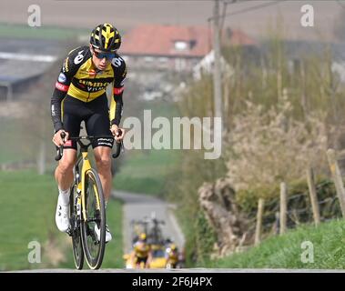 Der Belgier Wout Van Aert vom Team Jumbo-Visma fährt während eines Trainings auf der Strecke des Radrennens Ronde van Vlaanderen, Donnerstag, den 01. April 2 Stockfoto