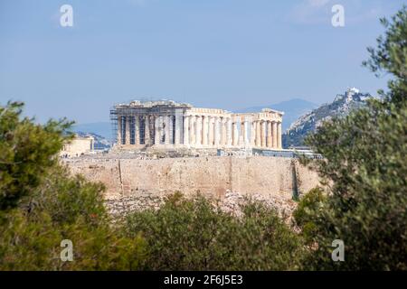 Parthenon Blick vom Filopappou Hill. Es kann der Parthenon Tempel, vom 5. Jahrhundert BC gesehen werden, auf dem heiligen Akropolis Hügel, in Athen, Griechenland. Stockfoto