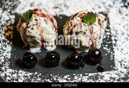 Stracciatella italienisches Eis mit dunkler Schokolade und Kirschen Stockfoto