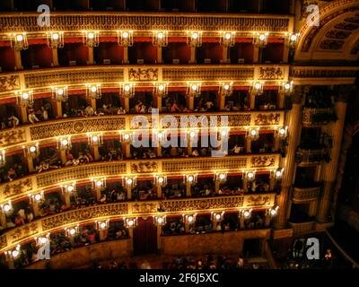 Boxen im Teatro di San Carlo (Royal Theatre of Saint Charles) Opera House, Neapel, während der Pause. Stockfoto