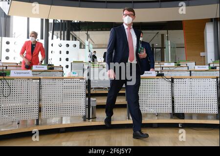 Dresden, Deutschland. April 2021. Der sächsische Innenminister Roland Wöller (CDU) kommt zu einer Sondersitzung des Innenausschusses zur Munitionsaffäre der sächsischen Polizei im sächsischen Parlament. Grund für die Sitzung ist die Untersuchung der Generalanwaltschaft in Dresden gegen 17 Offiziere einer speziellen LKA-Einheit wegen Diebstahl, Verletzung des Waffengesetzes und Korrupierbarkeit. Quelle: Sebastian Kahnert/dpa-Zentralbild/dpa/Alamy Live News Stockfoto