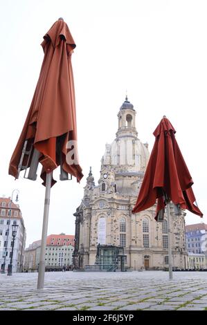 Dresden, Deutschland. April 2021. Sonnenschirme stehen auf dem Neumarkt vor der Frauenkirche. Aufgrund der hohen Anzahl von Corona-Infektionen werden die Relaxationen in Dresden ab dem 01. April 2021 rückgängig gemacht. Quelle: Sebastian Kahnert/dpa-Zentralbild/dpa/Alamy Live News Stockfoto