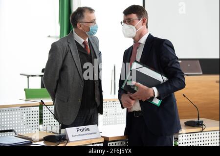 Dresden, Deutschland. April 2021. Vor dem Beginn einer Sondersitzung des Innenausschusses zur Munitionsaffäre der sächsischen Polizei im sächsischen landtag stehen sich der Ausschussvorsitzende Ronald Pohle (l.) und der sächsische Innenminister Roland Wöller (beide CDU) nebeneinander. Grund für das Treffen ist die Untersuchung der Generalanwaltschaft in Dresden gegen 17 Offiziere einer speziellen LKA-Einheit wegen Diebstahl, Verletzung des Waffengesetzes und Korruption. Quelle: Sebastian Kahnert/dpa-Zentralbild/dpa/Alamy Live News Stockfoto