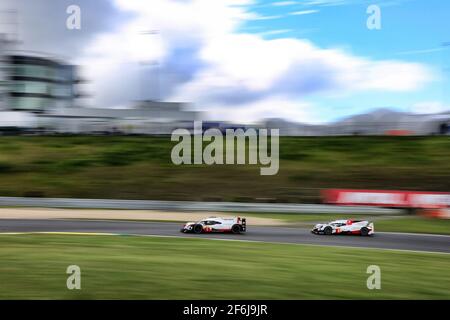 01 JANI Neel (che), TANDY Nick (gbr), LOTTERER André (ger), Porsche 919 Hybrid lmp1 Team Porsche, Action 08 DAVIDSON Anthony (gbr), BUEMI Sebastien (che), NAKAJIMA Kazuki (jpn), Toyota TS050 Hybrid lmp1 Team Toyota Gazoo Racing, Action während der FIA WEC World Endurance Championship 6 Stunden Nürburgring, Deutschland, 2017 Vom 14. Bis 16. juli - Photo Paulo Maria / DPPI Stockfoto