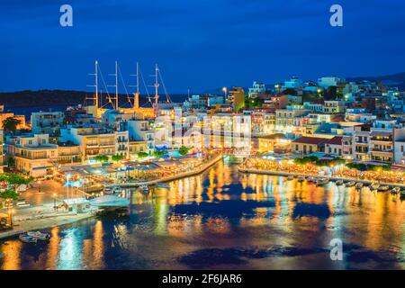 Schöne Stadt Agios Nikolaos bei Nacht. Lasithi Region der Insel Kreta, Griechenland Stockfoto