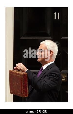 Kanzler der Schatzmeister Alistair Darling hält das Rot hoch Box außerhalb Nummer 11 Downing Street der Kanzler präsentiert Sein erstes Budget nach der Übernahme von Gordon Brown in 2007.Foto von David Sandison The Independent Stockfoto