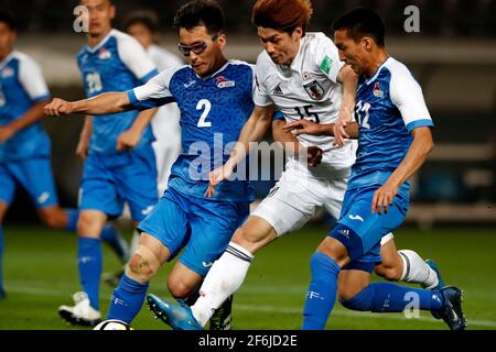 Chiba, Deutschland. März 2021. KEINE VERKÄUFE IN JAPAN! Yuya Osako15 (JPN) in Duellen mit Tuguldur galt 2 (MNG) und Oyunbaatar Otgonbayar 12 (MNG), Action, Qualifikation für die FIFA Weltmeisterschaft 2022 in Katar, Gruppe F Asien, zweite Runde, internationales Fußballspiel Mongolei - Japan MNG - JPN 0: 14 am 30. März 2021 in Chiba/Japan KEINE VERKÄUFE IN JAPAN! Credit: dpa/Alamy Live News Stockfoto