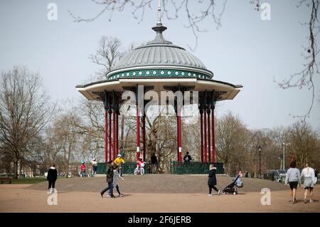 Allgemeine Ansicht des Clapham Common Bandstand, nachdem er von Blumengedenken eines provisorischen Denkmals für die ermordete Sarah Everard in London, Großbritannien, am 1. April 2021 befreit wurde. REUTERS/Hannah McKay