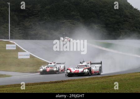 01 JANI Neel (che), TANDY Nick (gbr), LOTTERER André (ger), Porsche 919 Hybrid lmp1 Team Porsche, 08 DAVIDSON Anthony (gbr), BUEMI Sebastien (che), NAKAJIMA Kazuki (jpn), Toyota TS050 Hybrid lmp1 Team Toyota Gazoo Racing, Aktion während der FIA WEC World Endurance Championship 2017, 6 Stunden Fuji vom 13. Bis 15. Oktober in Oyama, Japan - Foto Antonin Vincent / DPPI Stockfoto