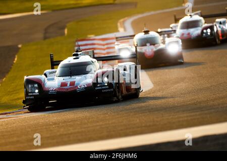 01 JANI Neel (che), TANDY Nick (gbr), LOTTERER André (ger), Porsche 919 Hybrid lmp1 Team Porsche, 08 DAVIDSON Anthony (gbr), BUEMI Sebastien (che), NAKAJIMA Kazuki (jpn), Toyota TS050 Hybrid lmp1 Team Toyota Gazoo Racing, Aktion während der FIA WEC World Endurance Championship 2017, 6 Stunden von Bahrain vom 15. Bis 18. November auf dem International Circuit of Sakhir - Foto Florent Gooden / DPPI Stockfoto