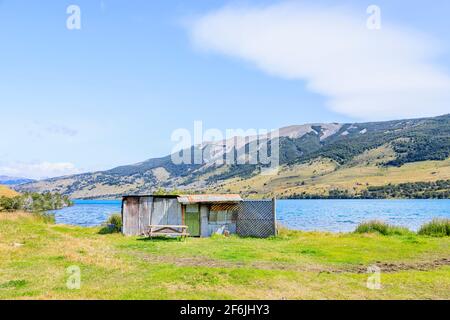 Kleine Hütte mit Wellblech am Ufer der Laguna Azul im Torres del Paine Nationalpark, Patagonien, Südchile Stockfoto