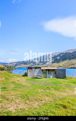 Kleine Hütte mit Wellblech am Ufer der Laguna Azul im Torres del Paine Nationalpark, Patagonien, Südchile Stockfoto