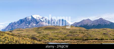 Blick auf Cerro Paine Grande und Cordillera del Paine in der Region Laguna Amarga im Torres del Paine Nationalpark, Patagonien, Südchile Stockfoto