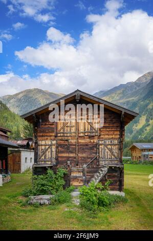 Traditionelle Alpenscheune im Tal, Oberwald, Schweiz Stockfoto