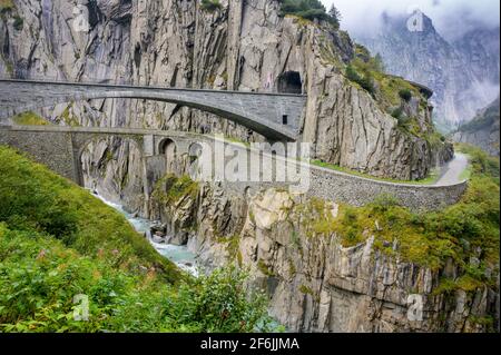 Teufelsbrücke, die alte und neue Brücke, Andermatt, Uri, Schweiz Stockfoto