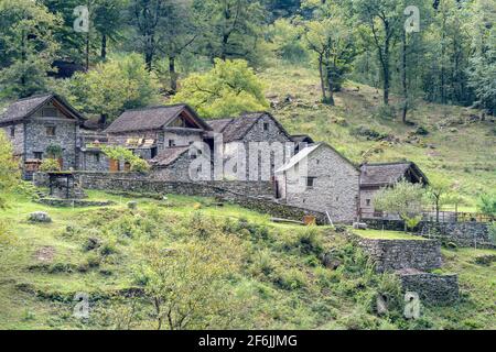 Typisches altes alpines Steindorf, Valle Maggia, Tessin, Schweiz. Stockfoto