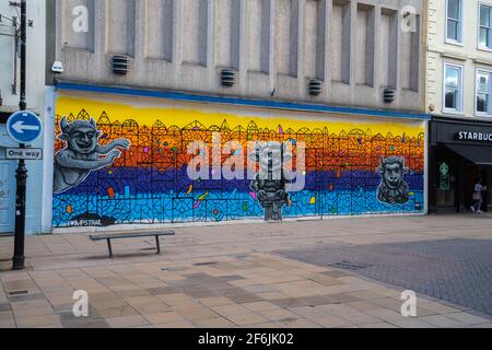 Legende des Lincoln Imp, Lincoln Cathedral, Orte in ganz Lincolnshire, alte Legende, Teufel schickte seine Imps, alte Ladenfront, Graffiti bunt. Stockfoto