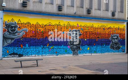 Legende des Lincoln Imp, Lincoln Cathedral, Orte in ganz Lincolnshire, alte Legende, Teufel schickte seine Imps, alte Ladenfront, Graffiti bunt. Stockfoto
