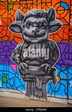 Legende des Lincoln Imp, Lincoln Cathedral, Orte in ganz Lincolnshire, alte Legende, Teufel schickte seine Imps, alte Ladenfront, Graffiti bunt. Stockfoto