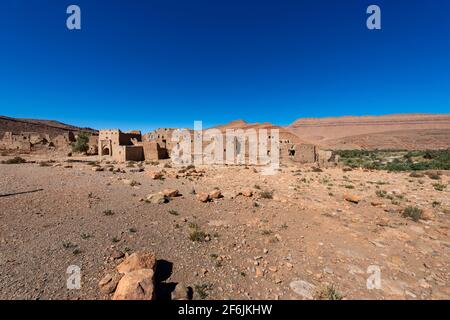 Die Ruinen einer alten Kasbah, entlang des Flusses Ziz in Marokko, Nordafrika. Stockfoto