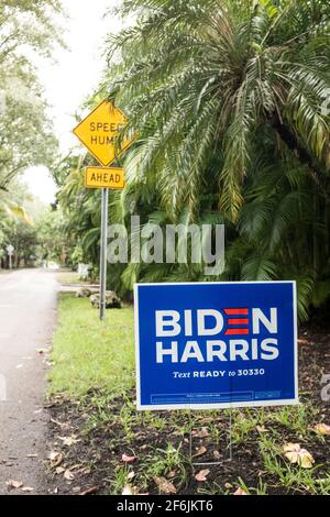 Ein Schild mit der Aufschrift zur Unterstützung von Biden Harris in einer politischen Kampagne wird vor einem Haus in einer wohlhabenden Nachbarschaft im Vorfeld der Parlamentswahlen vom 2020. November in Miami, Florida, USA, gesehen Stockfoto
