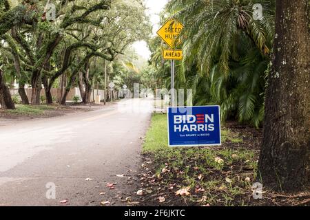 Ein Schild mit der Aufschrift Biden Harris für eine politische Kampagne wird am Straßenrand in einem wohlhabenden Viertel vor den Parlamentswahlen vom 2020. November in Miami, Florida, USA, gesehen Stockfoto