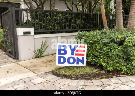 Vor einem Haus in einer wohlhabenden Nachbarschaft, im Vorfeld der Parlamentswahlen vom 2020. November, in Miami, Florida, USA, ist ein Schild mit der Aufschrift Bye Don zur Unterstützung von Biden zu sehen Stockfoto