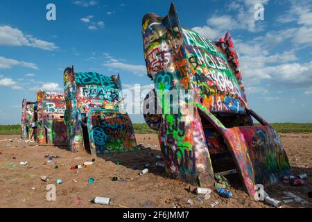 Amarillo, Texas - 9. Juli 2014: Blick auf die Cadillac Ranch entlang der US Route 66, in der Nähe der Stadt Amarillo, Texas. Die Cadillac Ranch ist eine öffentliche Kunst Stockfoto