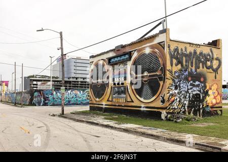 Ein verlassenes Gebäude, das wie eine Boombox im Wynwood Art District, Miami, Florida, USA, gemalt wurde Stockfoto