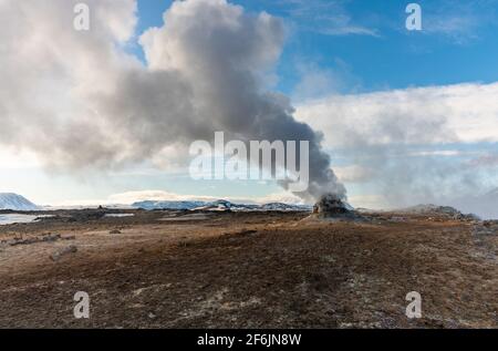 Namafjall Hverir Geothermiegebiet in Island. Atemberaubende Landschaft von Schwefel Tal mit rauchenden Fumarolen und blau bewölkten Himmel, Reise Hintergrund Stockfoto