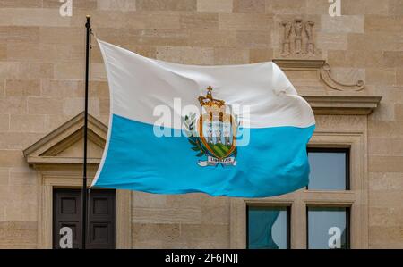 Ein Bild der Flagge von San Marino, die in der Luft schwenkt. Stockfoto