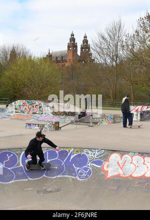 Glasgow, Schottland, Großbritannien. April 2021. Temperaturen um 8 Grad Celsius und der bewölkte Himmel hinderten diese Skateboarder nicht daran, den Kelvingrove Park in Glasgow Credit zu genießen. Quelle: Douglas Carr/Alamy Live News Stockfoto