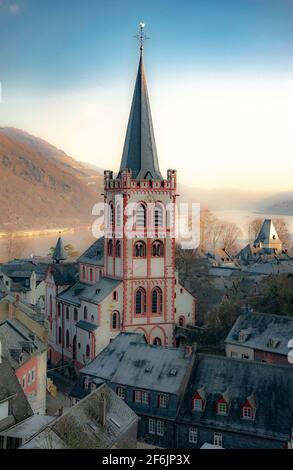 Ein frostiger Wintertag in Bacharach am Rhein in Rheinland-Pfalz, Deutschland. Der Blick vom Postturm wird von der Evangelischen Kirche St. Peter dominiert. Stockfoto