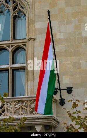 Ein Bild der ungarischen Flagge, die an einem Gebäude hängt. Stockfoto