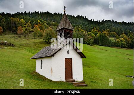 Kapelle in Vordergraseck bei Garmisch-Partenkirchen, Deutschland an einem regnerischen Tag im Frühherbst Stockfoto