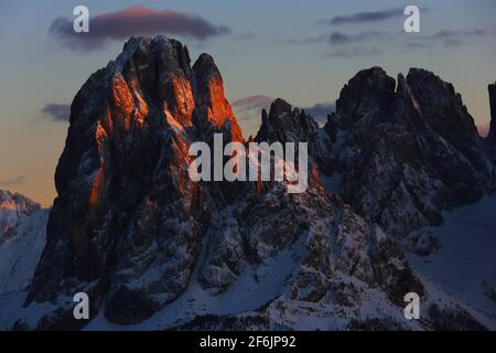 Langkofel, Südtirol, Dolomiten, Dolomiti, Südtirol, Italien, leuchtende Gipfel des Langkofels oder Sasso Lungo mit Schnee, Eis, Fels, Gipfel und Wolken Stockfoto