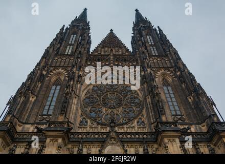 Ein Bild der Vorderfassade des St. Veits Doms. Stockfoto