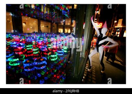 Kunstinstallation 'Disco-Nexion' von Andrey Bartenev in der Rifle Makers Gallery in Soho, London. Künstler im wwite Outfit pic David Sandison 7/1/2008 Stockfoto